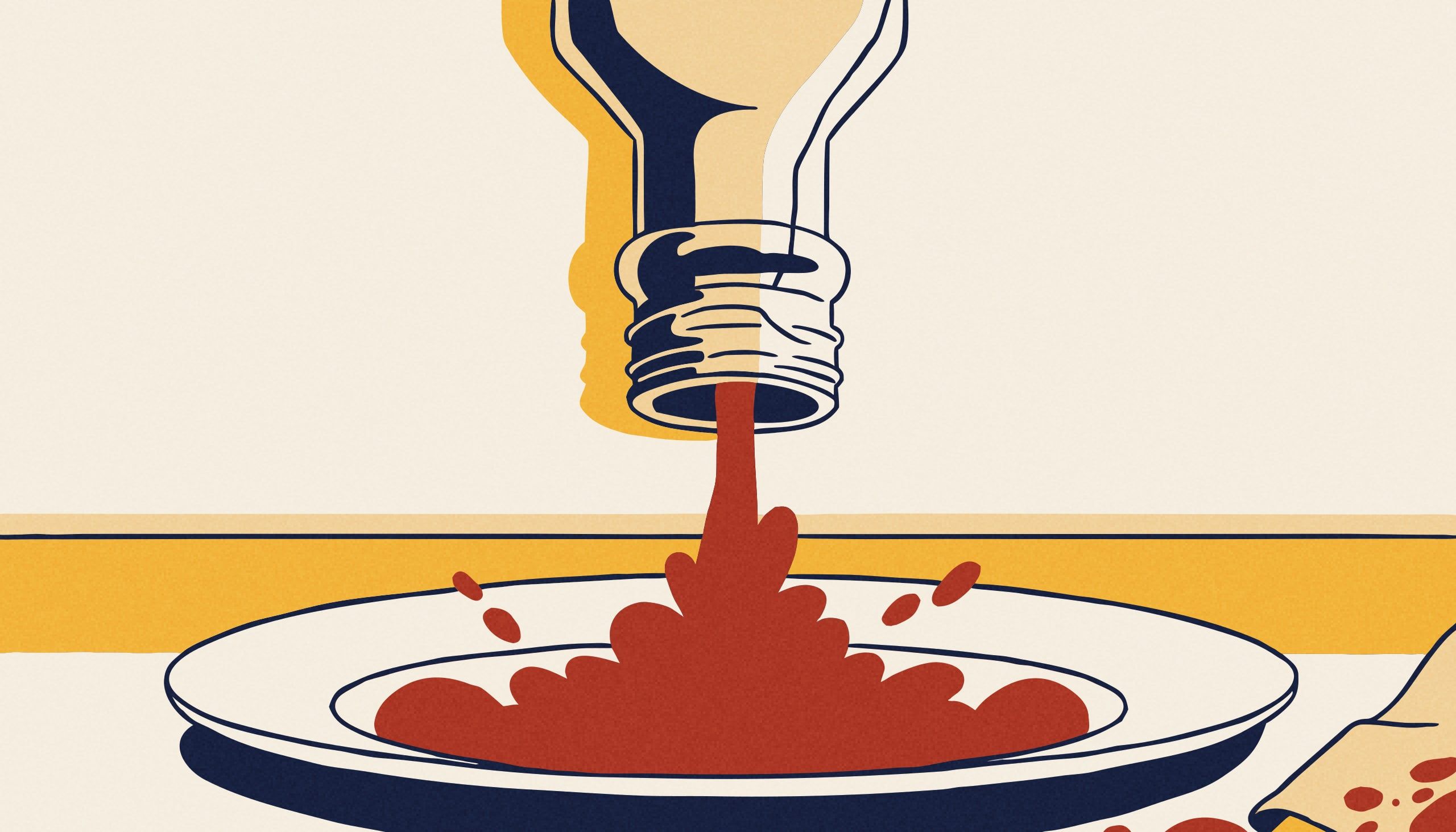 Une bouteille de ketchup en verre, renversée au-dessus d'une assiette, laisse échapper un jet épais de sauce rouge qui s'étale en large flaque.