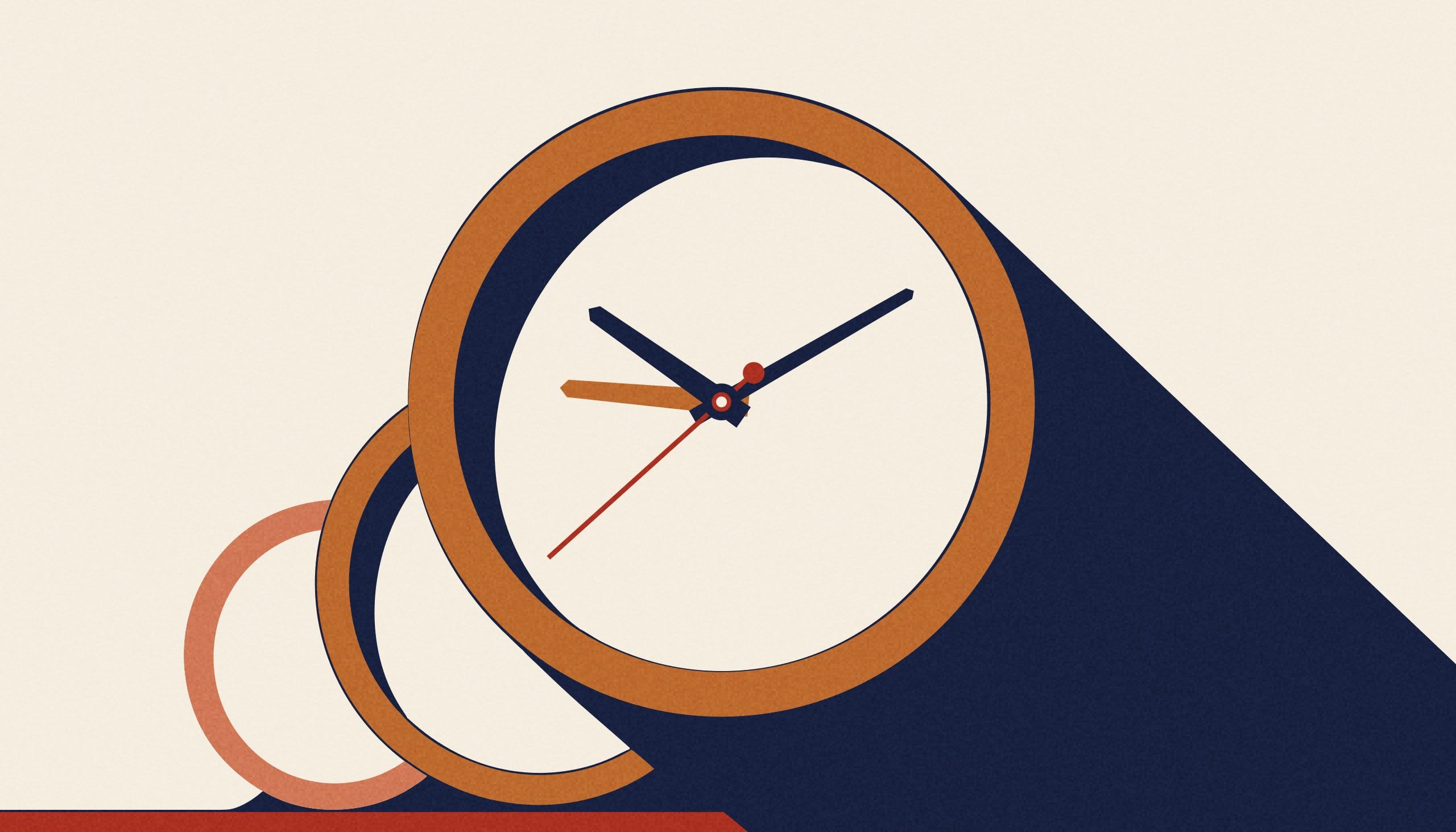 Une grande horloge ronde sans chiffres, au cadran crème cerclé de cuivre, porte deux petites aiguilles côte à côte, décalées d'une heure, et une grande aiguille bleu nuit.